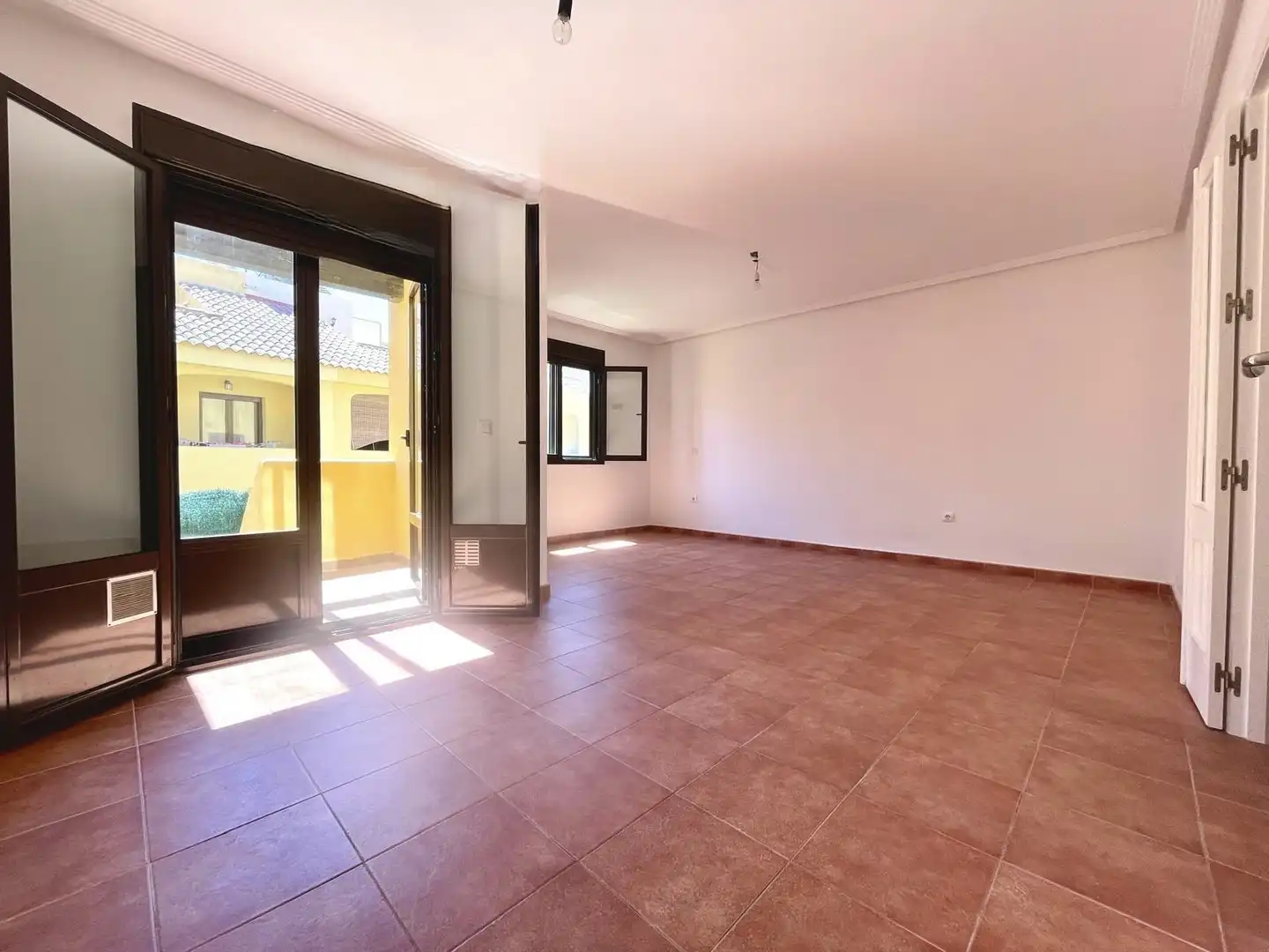 Casa adosada en venda a Misioneras Concepcionistas, 1, La Reconquista - El Rosario Sala d'estar de Casa adosada en venda en Algeciras amb Aire condicionat, Calefacció i Jardí privat