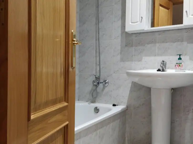 Piso de alquiler en Montero Ríos, San Roque - As Fontiñas Baño de Piso de alquiler en Lugo con Calefacción, Parquet y Trastero