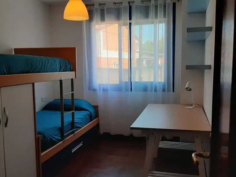 Pis de lloguer a Rúa Valle-Inclán, San Pedro da Ramallosa Dormitori de Pis de lloguer en Nigrán amb Calefacció, Parquet i Moblat