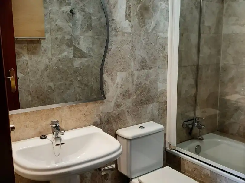 Pis de lloguer a Rúa Valle-Inclán, San Pedro da Ramallosa Bany de Pis de lloguer en Nigrán amb Calefacció, Parquet i Moblat