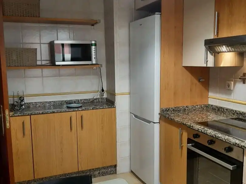 Pis de lloguer a Rúa Valle-Inclán, San Pedro da Ramallosa Cuina de Pis de lloguer en Nigrán amb Calefacció, Parquet i Moblat