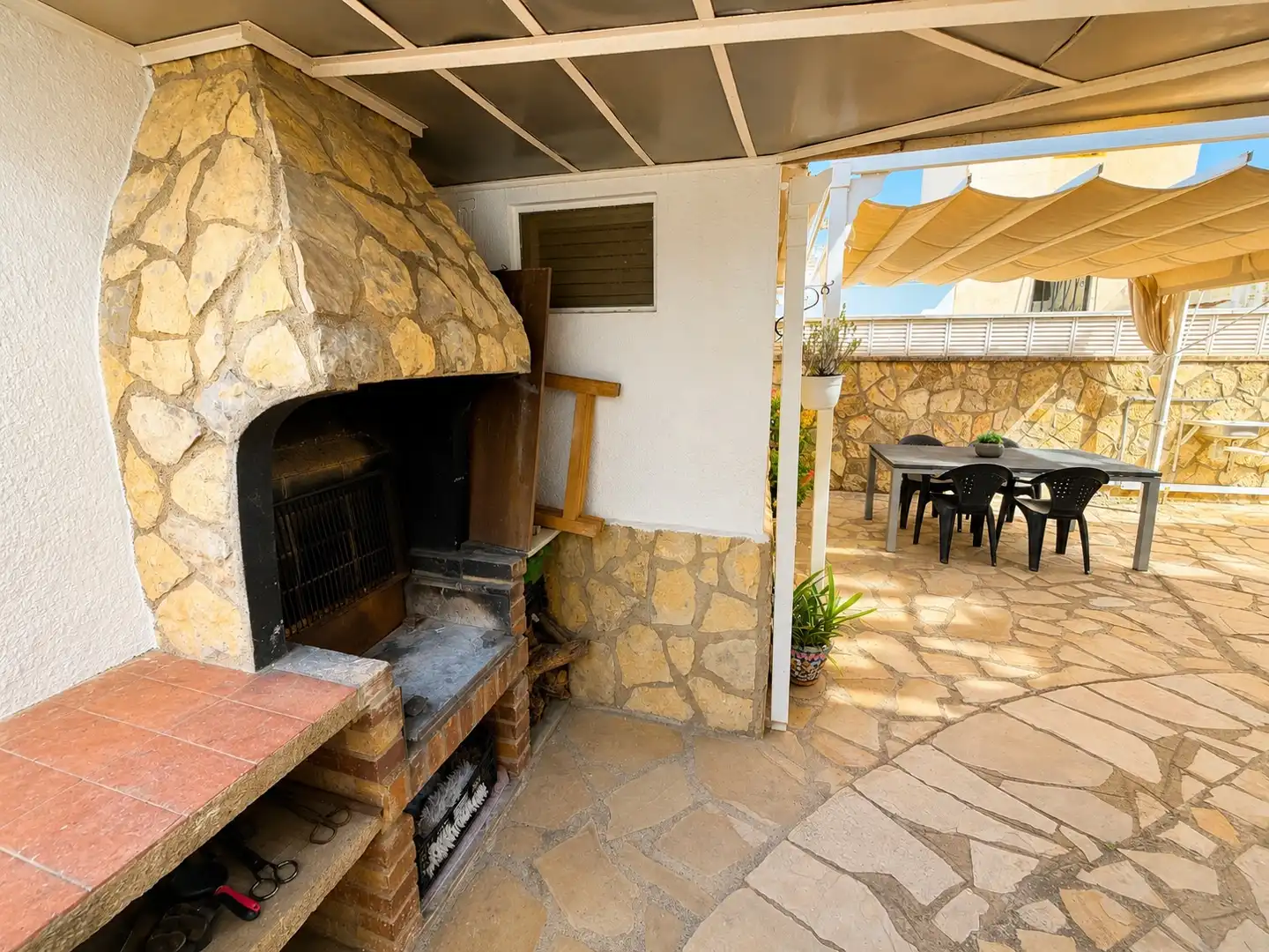 Wohnung zum Verkauf in Mont-roig del Camp mit Klimaanlage, Privatgarten und Parkett