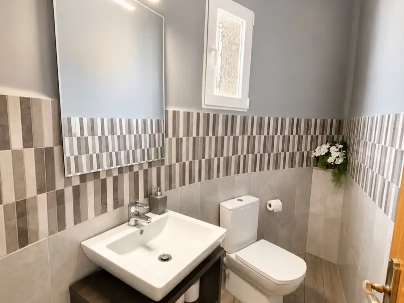 Badezimmer von Wohnung zum Verkauf in Mont-roig del Camp mit Klimaanlage, Privatgarten und Parkett