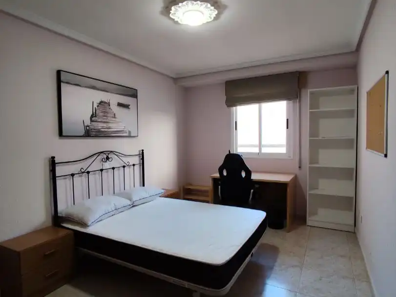 Room in Calle Olivares, 12, Puerta de Cuartos - Avda. de Portugal Bedroom of Flat for share in Talavera de la Reina with Heating, Terrace and Furnished