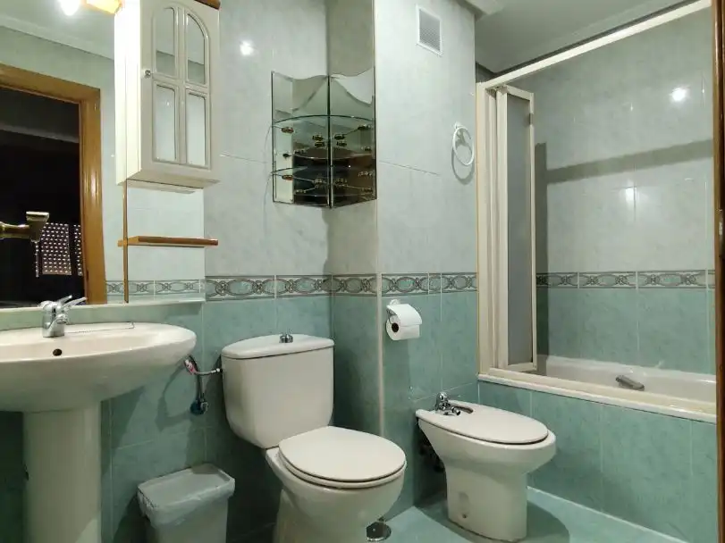 Room in Calle Olivares, 12, Puerta de Cuartos - Avda. de Portugal Bathroom of Flat for share in Talavera de la Reina with Heating, Terrace and Furnished