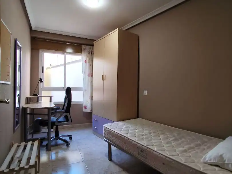 Room in Calle Olivares, 12, Puerta de Cuartos - Avda. de Portugal Bedroom of Flat for share in Talavera de la Reina with Heating, Terrace and Furnished