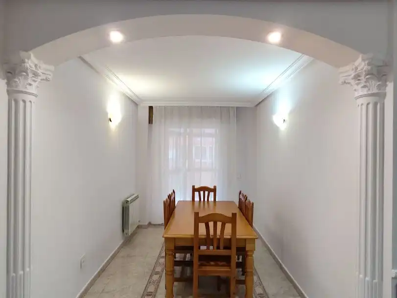 Room in Calle Olivares, 12, Puerta de Cuartos - Avda. de Portugal Dining room of Flat for share in Talavera de la Reina with Heating, Terrace and Furnished