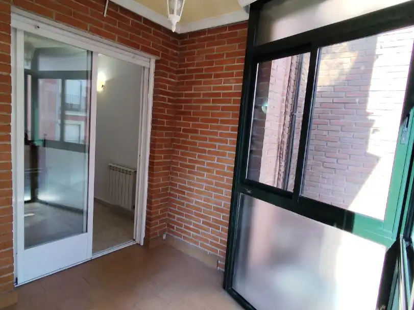 Room in Calle Olivares, 12, Puerta de Cuartos - Avda. de Portugal Flat for share in Talavera de la Reina with Heating, Terrace and Furnished