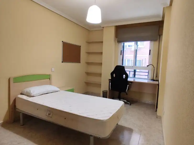 Room in Calle Olivares, 12, Puerta de Cuartos - Avda. de Portugal Bedroom of Flat for share in Talavera de la Reina with Heating, Terrace and Furnished