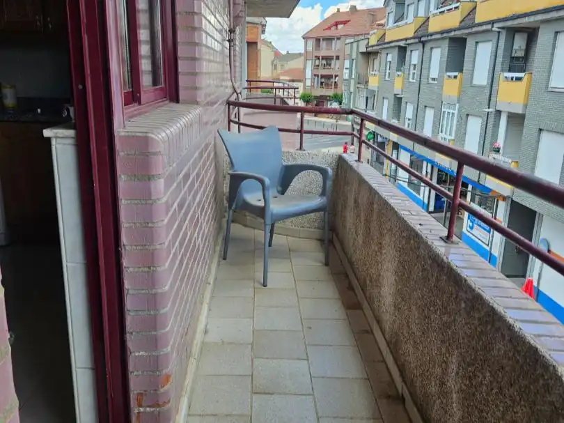 Flat for rent in Calle Cervantes, 3, Valverde de la Virgen Balcony of Flat for rent in Valverde de la Virgen with Parquet flooring, Terrace and Storage room
