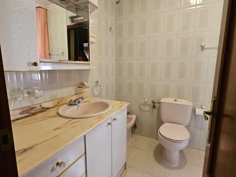 Flat for rent in Calle Cervantes, 3, Valverde de la Virgen Bathroom of Flat for rent in Valverde de la Virgen with Parquet flooring, Terrace and Storage room