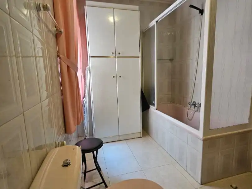 Flat for rent in Calle Cervantes, 3, Valverde de la Virgen Bathroom of Flat for rent in Valverde de la Virgen with Parquet flooring, Terrace and Storage room
