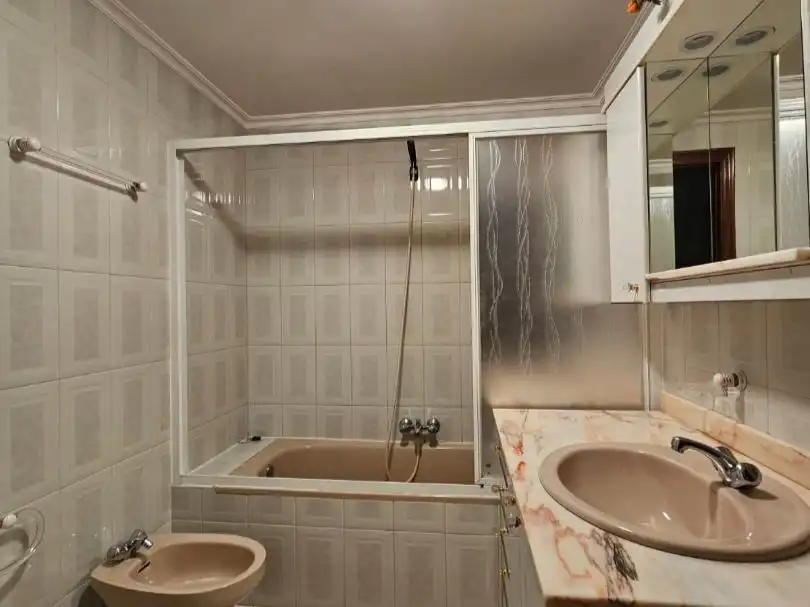 Flat for rent in Calle Cervantes, 3, Valverde de la Virgen Bathroom of Flat for rent in Valverde de la Virgen with Parquet flooring, Terrace and Storage room