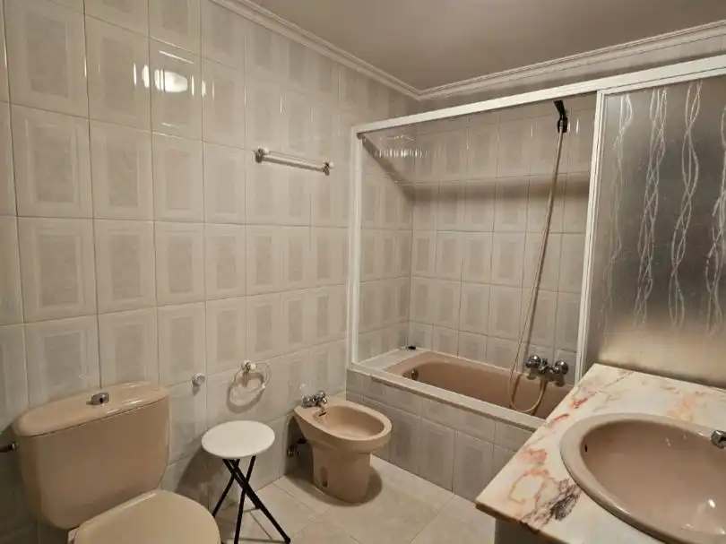 Flat for rent in Calle Cervantes, 3, Valverde de la Virgen Bathroom of Flat for rent in Valverde de la Virgen with Parquet flooring, Terrace and Storage room