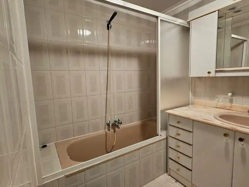 Flat for rent in Calle Cervantes, 3, Valverde de la Virgen Bathroom of Flat for rent in Valverde de la Virgen with Parquet flooring, Terrace and Storage room