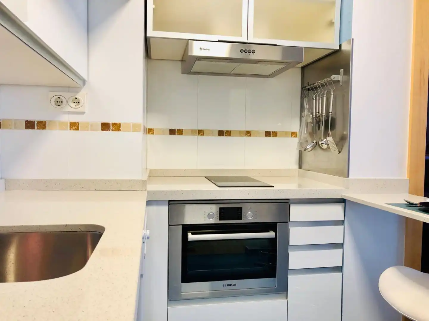 Flat for rent in Calle Pacífico, 18, Paseo Marítimo Oeste - Pacífico Kitchen of Flat for rent in Málaga Capital with Air Conditioner and Swimming Pool