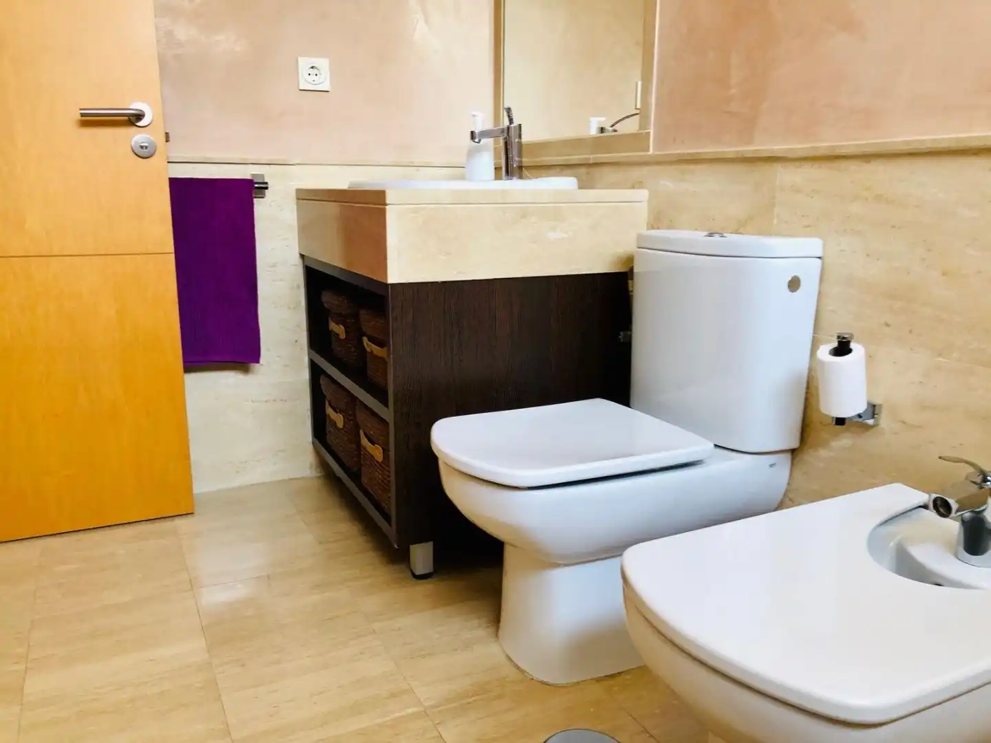 Flat for rent in Calle Pacífico, 18, Paseo Marítimo Oeste - Pacífico Bathroom of Flat for rent in Málaga Capital with Air Conditioner and Swimming Pool
