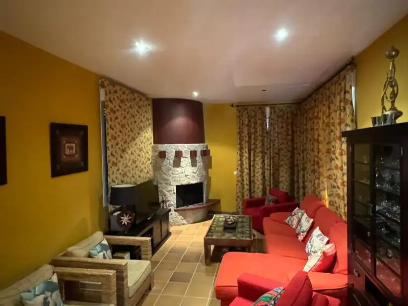 Casa o xalet en venda a Diseminado Lagos del Serrano Fase, 8, Los Lagos Sala d'estar de Casa o xalet en venda en Guillena amb Aire condicionat, Calefacció i Jardí privat