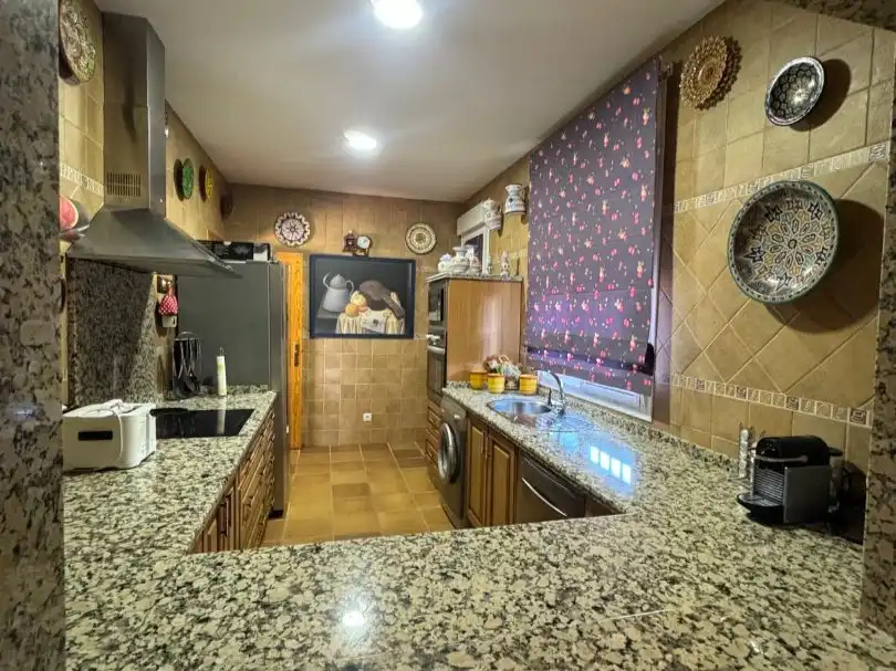 Casa o xalet en venda a Diseminado Lagos del Serrano Fase, 8, Los Lagos Cuina de Casa o xalet en venda en Guillena amb Aire condicionat, Calefacció i Jardí privat