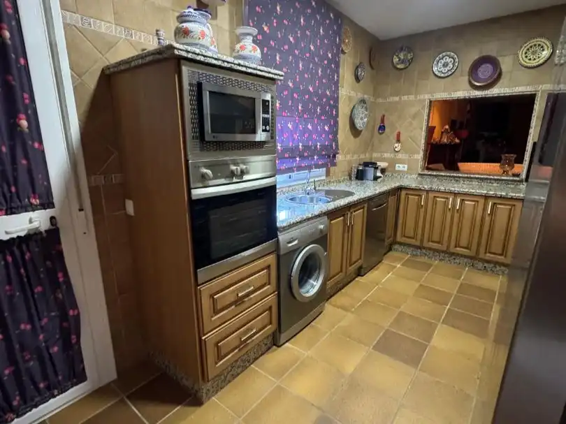 Casa o xalet en venda a Diseminado Lagos del Serrano Fase, 8, Los Lagos Cuina de Casa o xalet en venda en Guillena amb Aire condicionat, Calefacció i Jardí privat