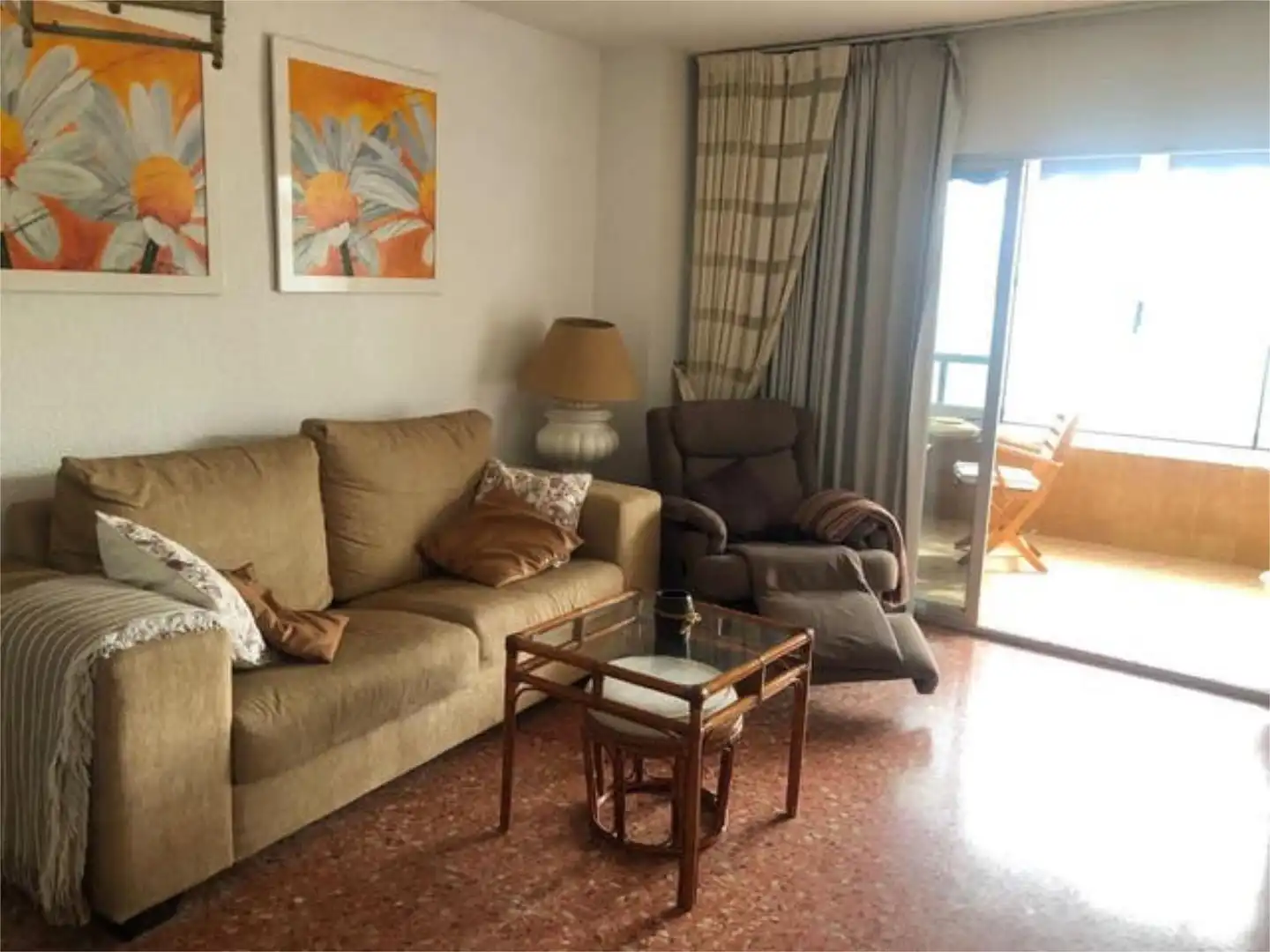 Piso de alquiler en Enguera Sala de estar de Piso de alquiler en Enguera con Jardín privado, Terraza y Piscina