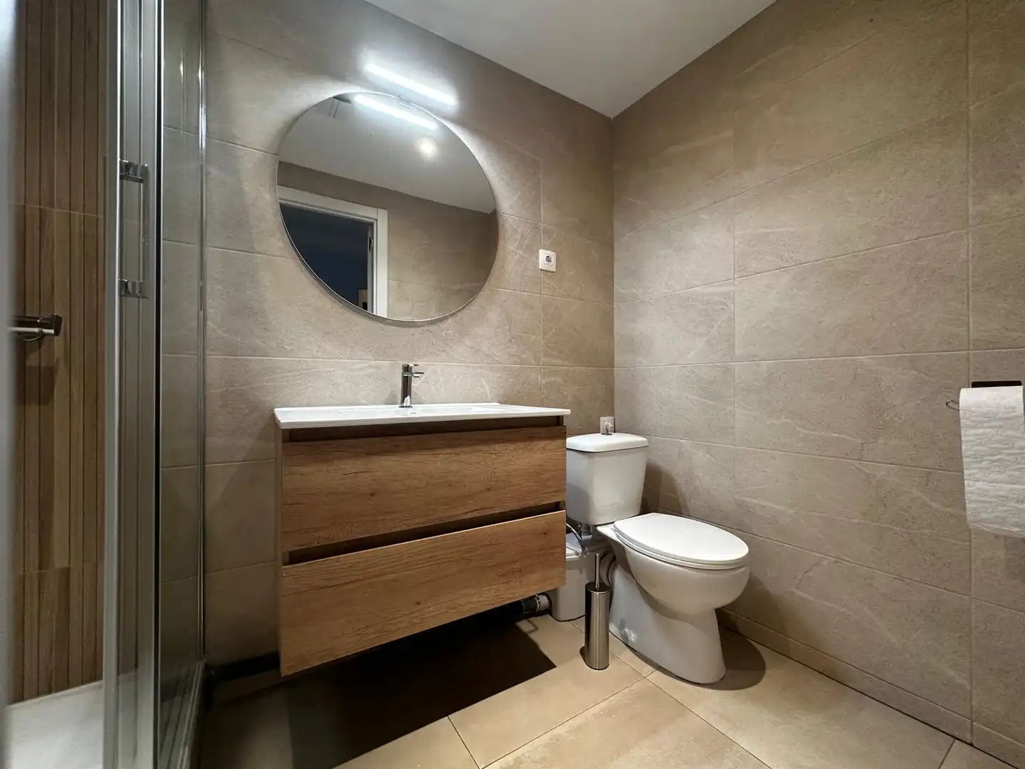 Duplexes for rent in Plaza Alegre, 18, El Plantinar – Avda. La Paz - El Juncal Bathroom of Duplexes for rent in Sevilla with Air Conditioner, Heating and Furnished