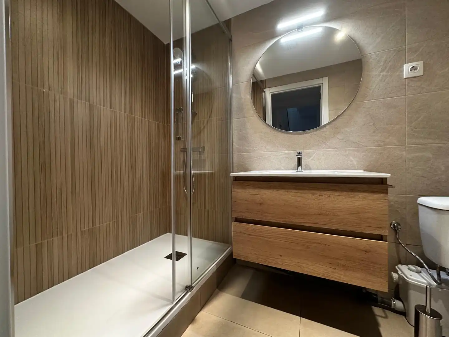 Duplexes for rent in Plaza Alegre, 18, El Plantinar – Avda. La Paz - El Juncal Bathroom of Duplexes for rent in Sevilla with Air Conditioner, Heating and Furnished