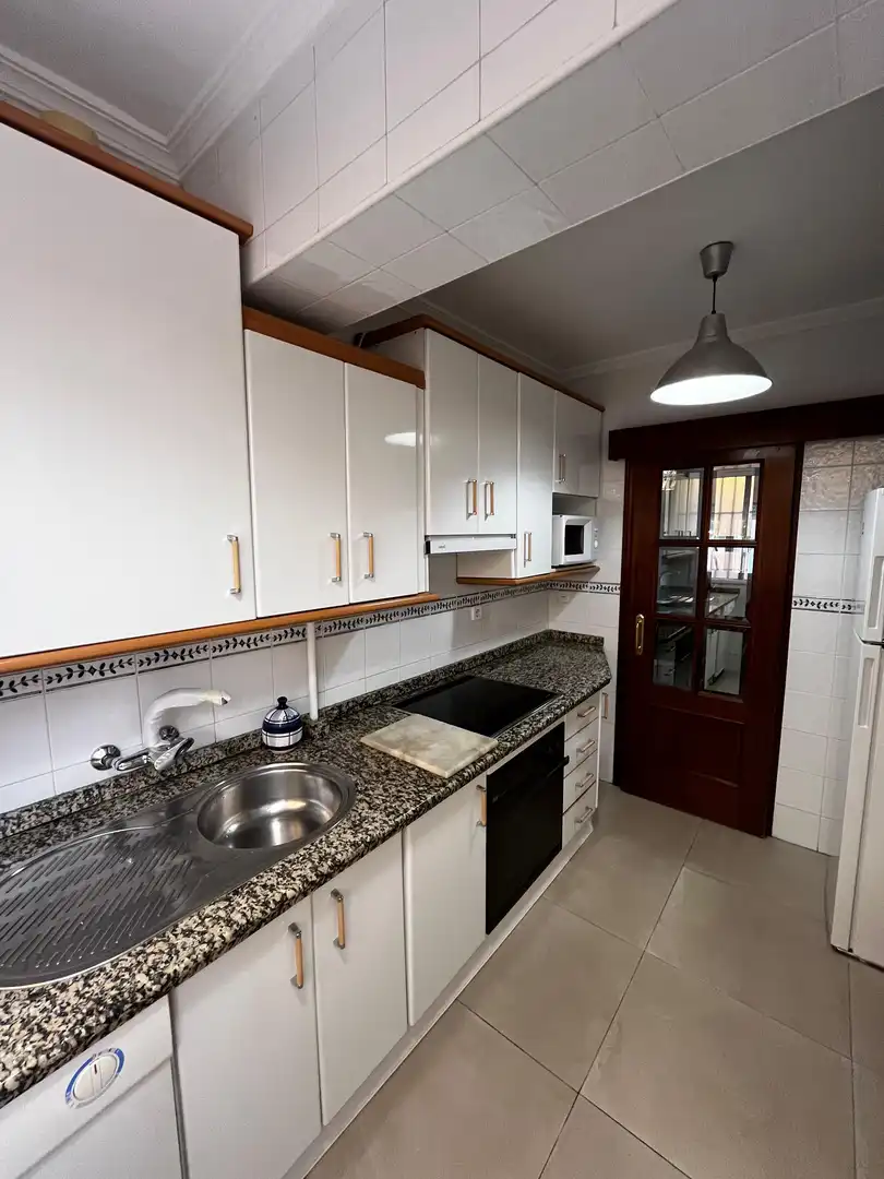 Duplexes for rent in Plaza Alegre, 18, El Plantinar – Avda. La Paz - El Juncal Kitchen of Duplexes for rent in Sevilla with Air Conditioner, Heating and Furnished