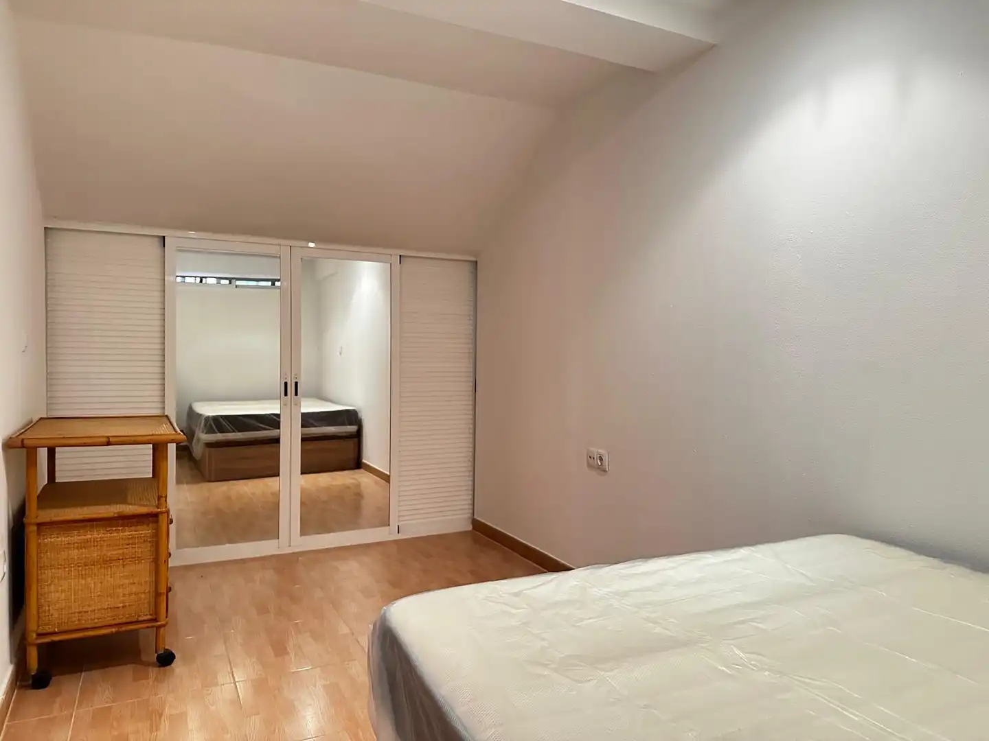 Duplexes for rent in Plaza Alegre, 18, El Plantinar – Avda. La Paz - El Juncal Bedroom of Duplexes for rent in Sevilla with Air Conditioner, Heating and Furnished