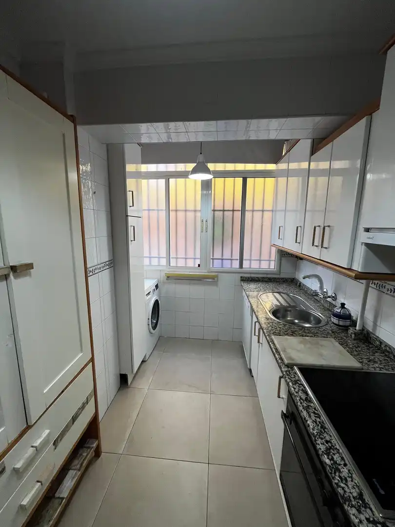 Duplexes for rent in Plaza Alegre, 18, El Plantinar – Avda. La Paz - El Juncal Kitchen of Duplexes for rent in Sevilla with Air Conditioner, Heating and Furnished