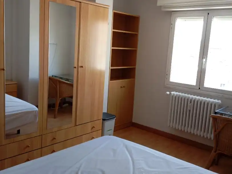Habitación de Apartamento de alquiler en León Capital  con Calefacción, Parquet y Amueblado