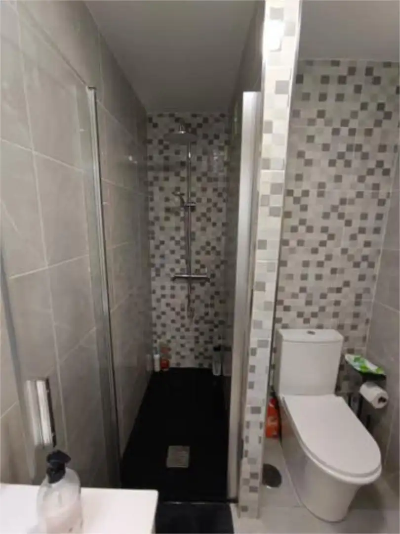 Piso de alquiler en Ventiun Baño de Piso de alquiler en Ourense Capital con Calefacción y Amueblado