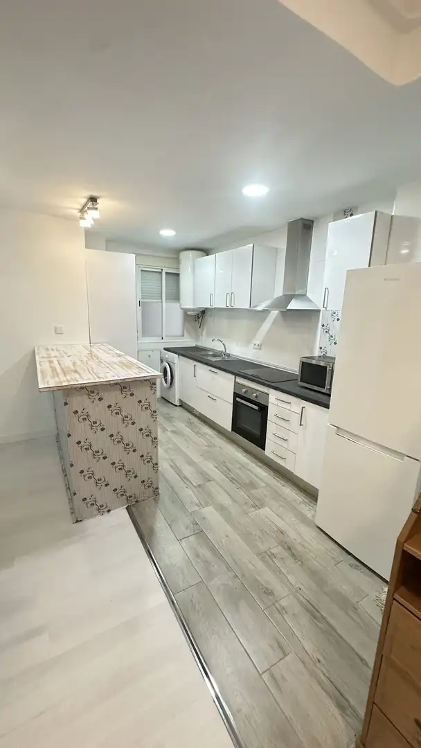 Flat for rent in Calle del Príncipe de Vergara, 200, Ciudad Jardín Kitchen of Flat for rent in Madrid with Air Conditioner, Heating and Parquet flooring