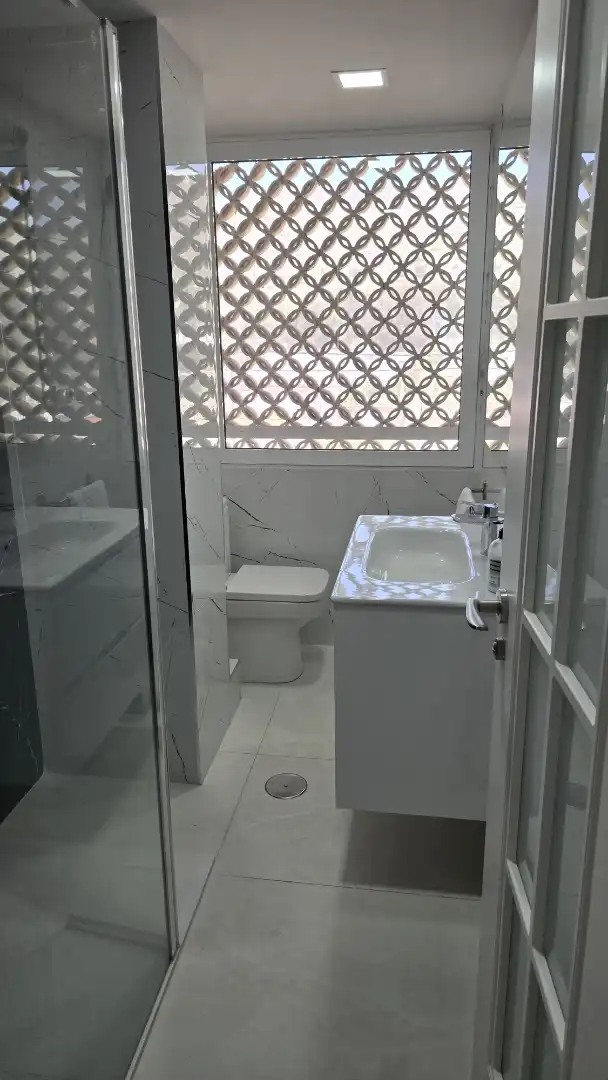 Wohnung zur Miete in Calle Altea, 1, Pueblo Acantilado - Lanuza Badezimmer von Wohnung zur Miete in El Campello mit Klimaanlage, Privatgarten und Terrasse