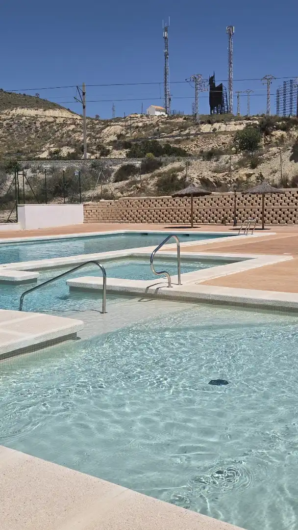 Wohnung zur Miete in Calle Altea, 1, Pueblo Acantilado - Lanuza Schwimmbecken von Wohnung zur Miete in El Campello mit Klimaanlage, Privatgarten und Terrasse
