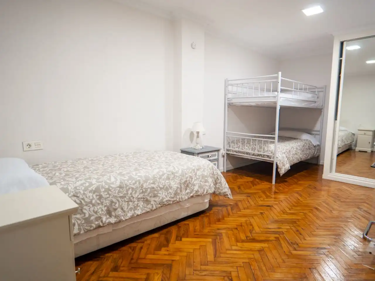 Pis de lloguer a Centro - Echegaray Dormitori de Pis de lloguer en Pontevedra Capital amb Calefacció, Parquet i Moblat