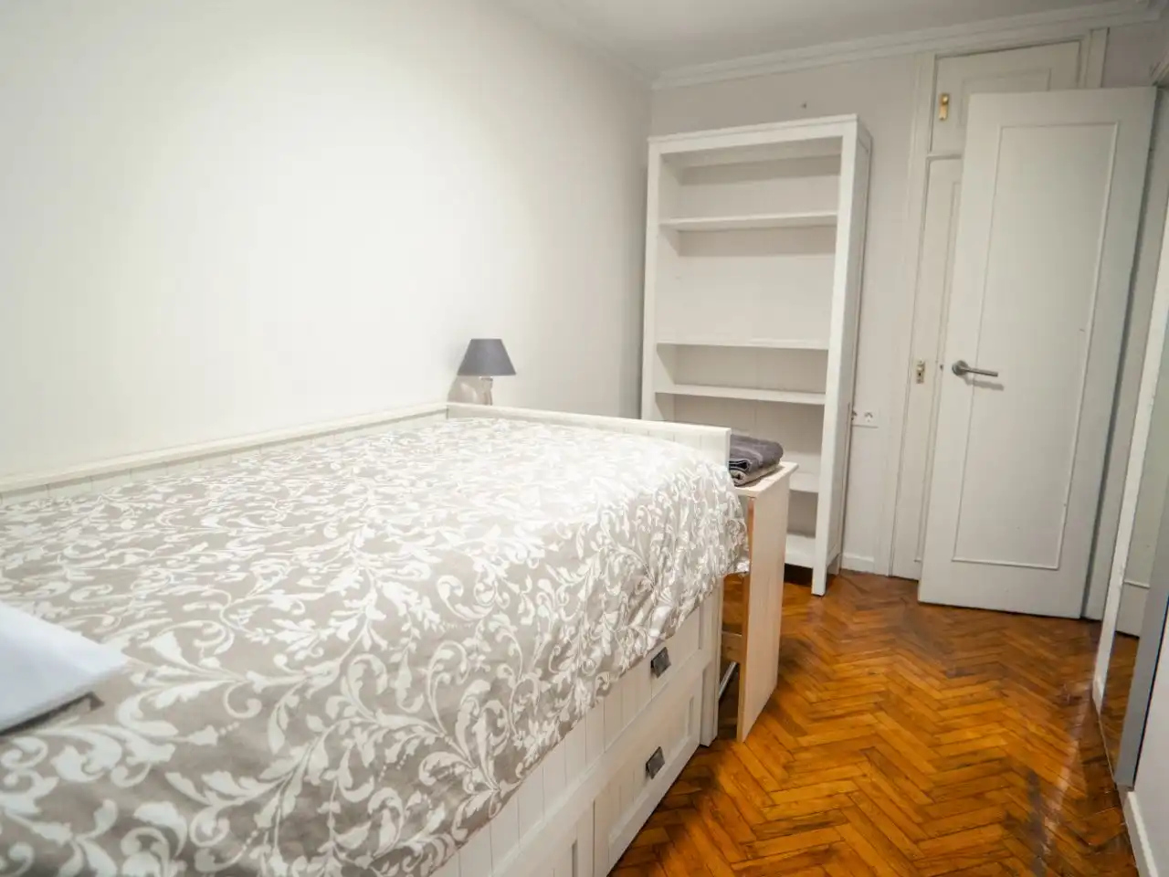 Pis de lloguer a Centro - Echegaray Dormitori de Pis de lloguer en Pontevedra Capital amb Calefacció, Parquet i Moblat