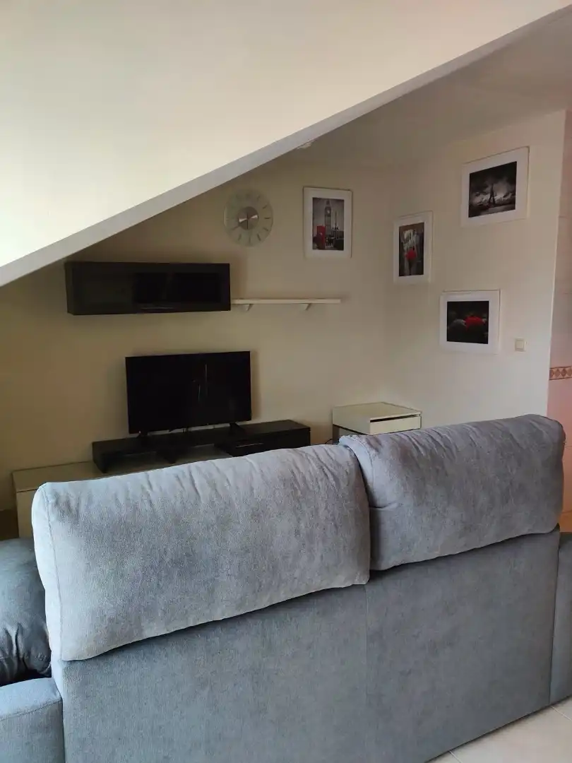 Wohnzimmer von Dachboden zum Verkauf in Barro mit Terrasse, Abstellraum und Möbliert