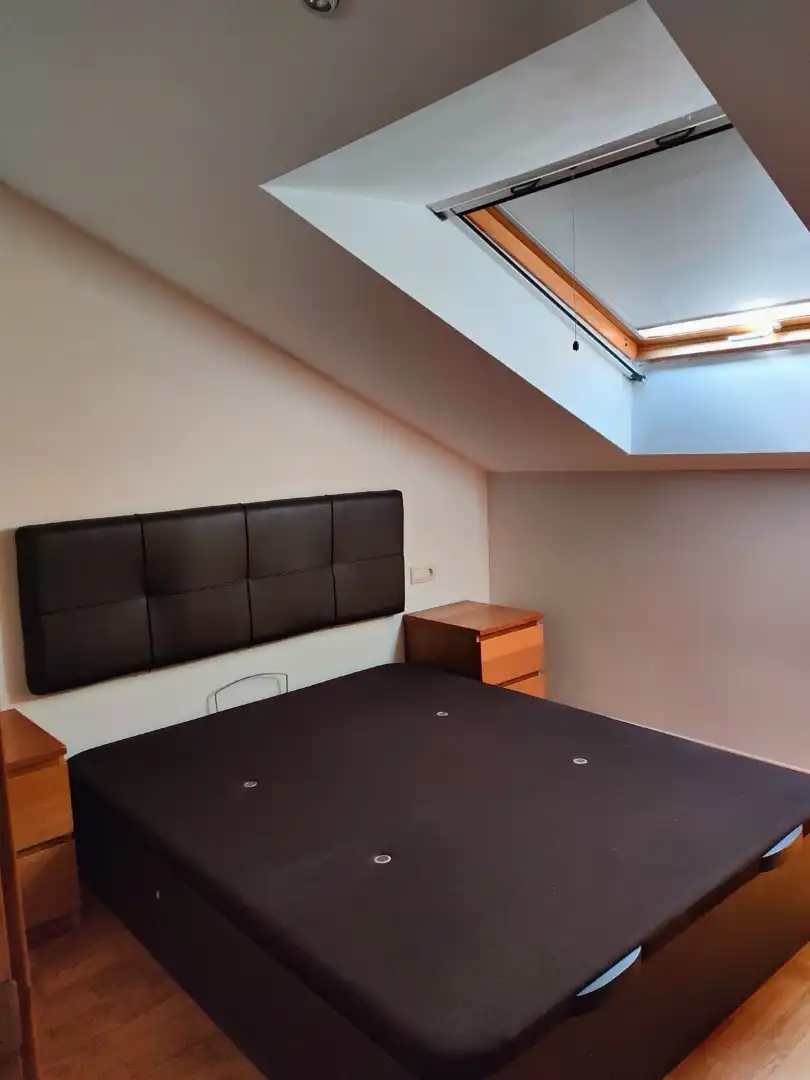 Schlafzimmer von Dachboden zum Verkauf in Barro mit Terrasse, Abstellraum und Möbliert