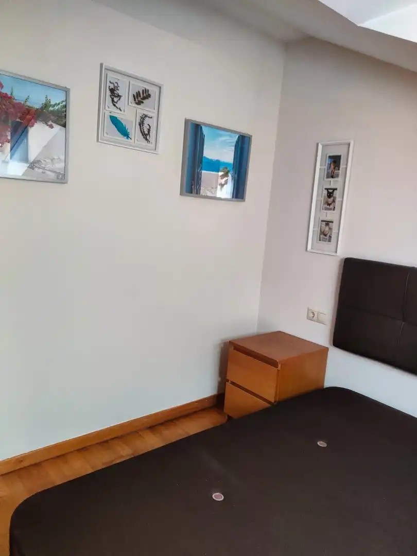 Schlafzimmer von Dachboden zum Verkauf in Barro mit Terrasse, Abstellraum und Möbliert