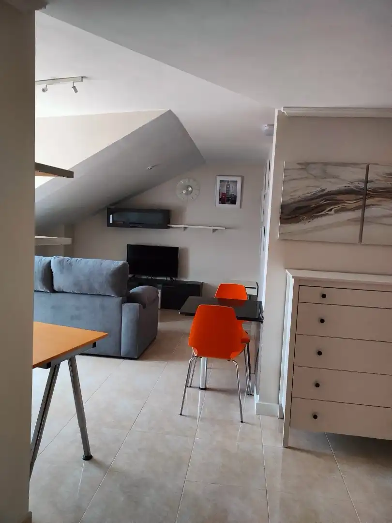 Wohnzimmer von Dachboden zum Verkauf in Barro mit Terrasse, Abstellraum und Möbliert