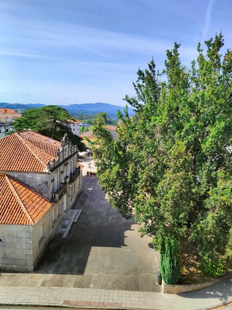 Außenansicht von Dachboden zum Verkauf in Barro mit Terrasse, Abstellraum und Möbliert