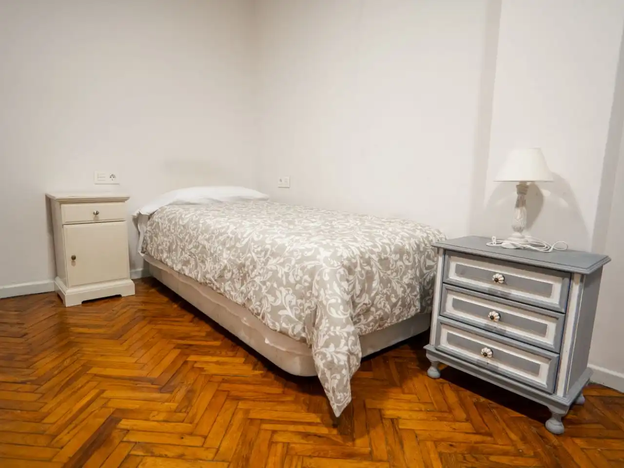Pis de lloguer a Centro - Echegaray Dormitori de Pis de lloguer en Pontevedra Capital amb Calefacció, Parquet i Moblat