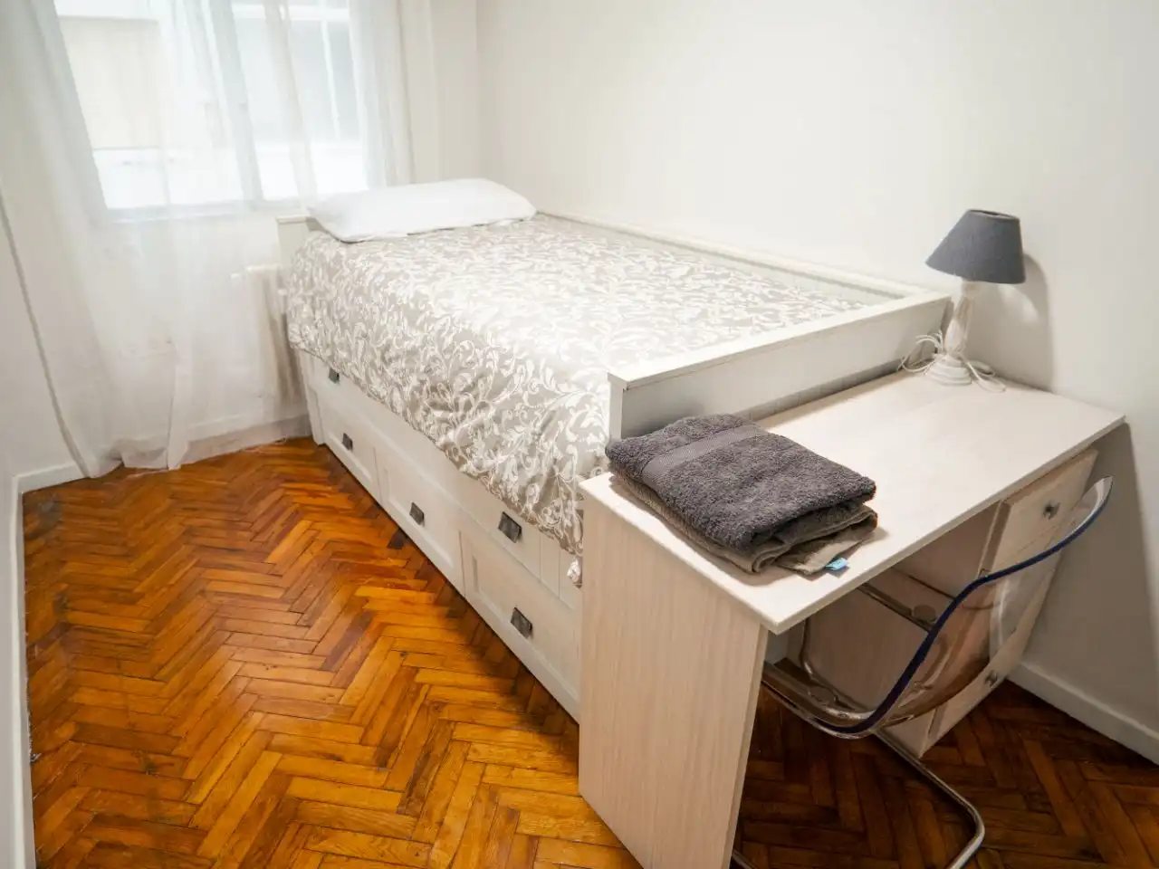 Pis de lloguer a Centro - Echegaray Dormitori de Pis de lloguer en Pontevedra Capital amb Calefacció, Parquet i Moblat