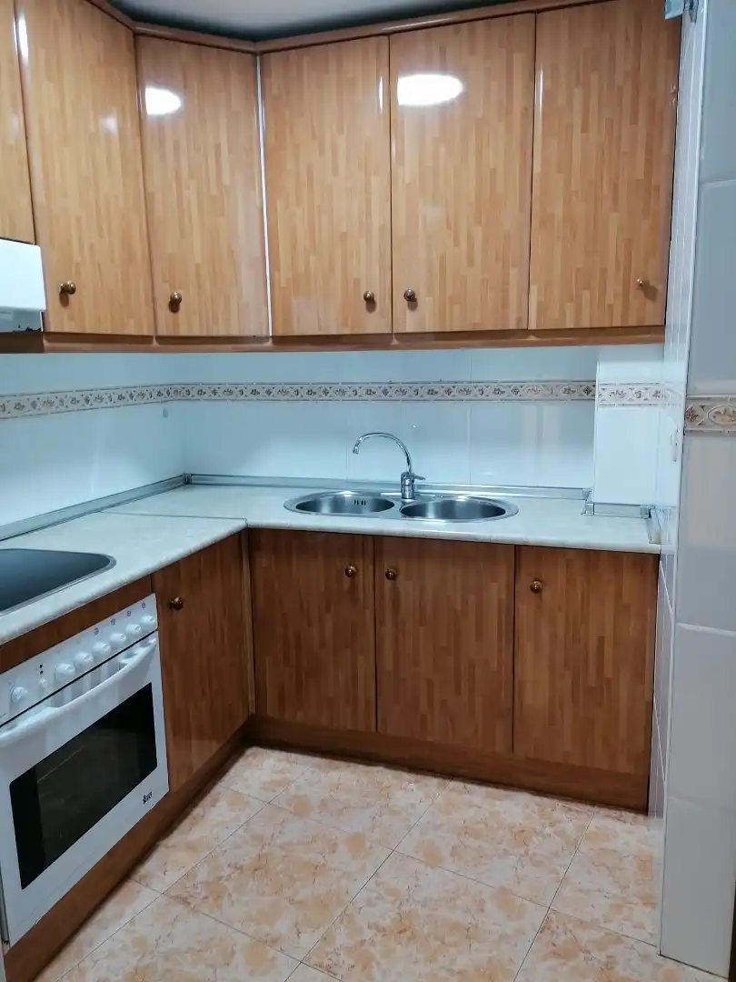 Pis en venda a Calle Doctor Civera, 12, San Bartolomé - Millán de Priego Cuina de Pis en venda en Jaén Capital amb Aire condicionat