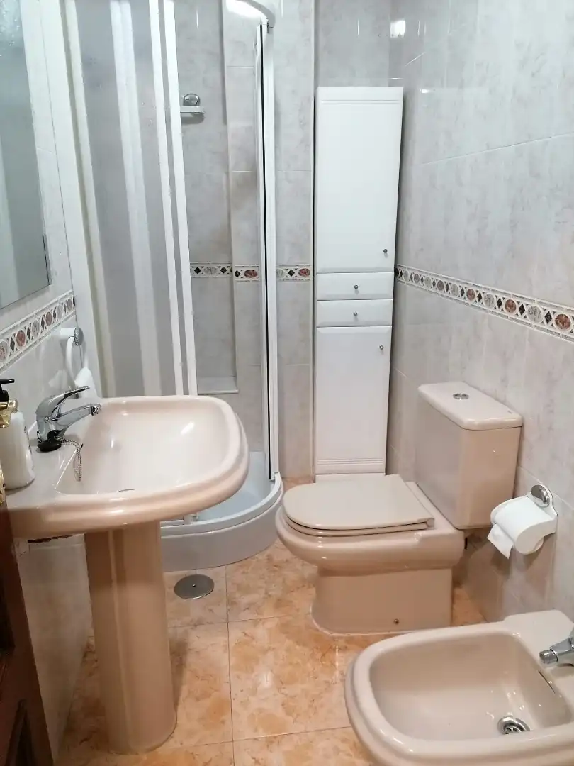 Pis en venda a Calle Doctor Civera, 12, San Bartolomé - Millán de Priego Bany de Pis en venda en Jaén Capital amb Aire condicionat