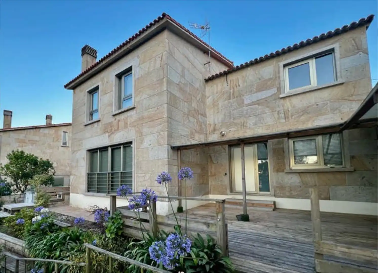 Casa adosada en venta en O Hío Vista exterior de Casa adosada en venta en Cangas con Calefacción, Jardín privado y Terraza