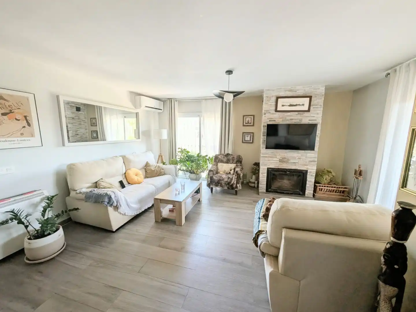 Casa adosada en venta en Coín Sala de estar de Casa adosada en venta en Coín con Aire acondicionado, Terraza y Amueblado