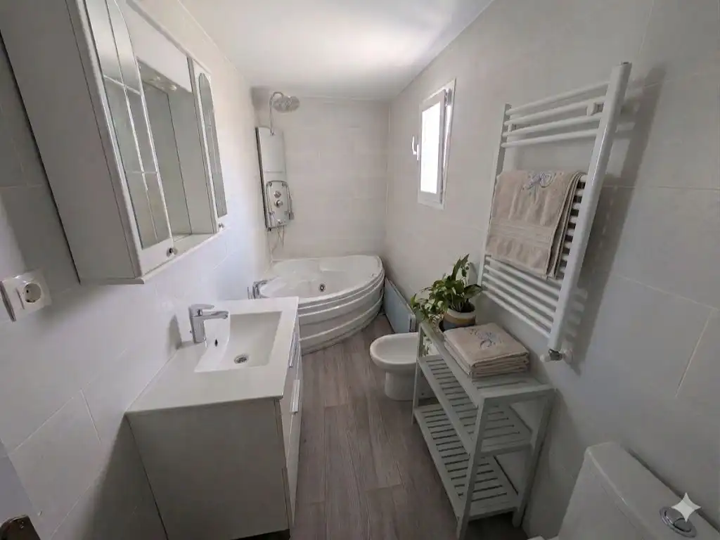 Casa adosada en venta en Coín Baño de Casa adosada en venta en Coín con Aire acondicionado, Terraza y Amueblado