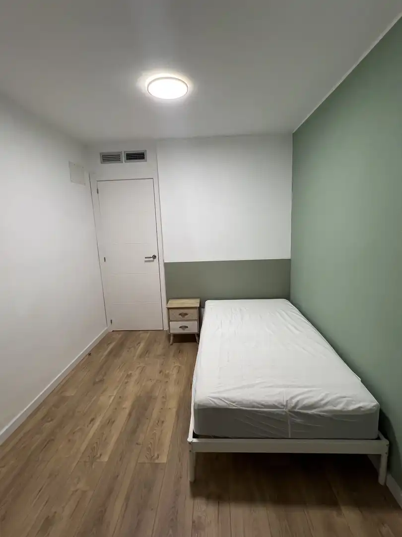 Bedroom of Flat for rent in  Zaragoza Capital  with Air Conditioner and Balcony